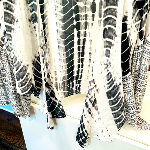 Cropped black and white tie-up top. Size S - Picture 4 of 5